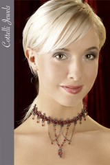 Collier de perles grises et rouges
